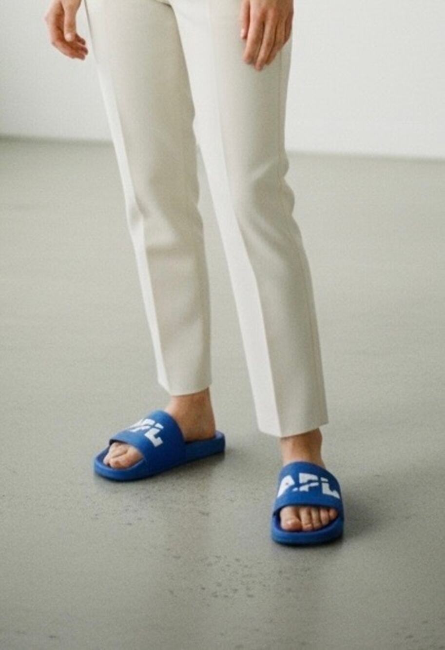 New Women’s APL techloom slides sandals cobalt blue & white sz 6